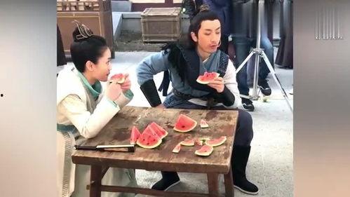 女的吃瓜现场,女性吃瓜狂欢，揭秘娱乐圈幕后风云