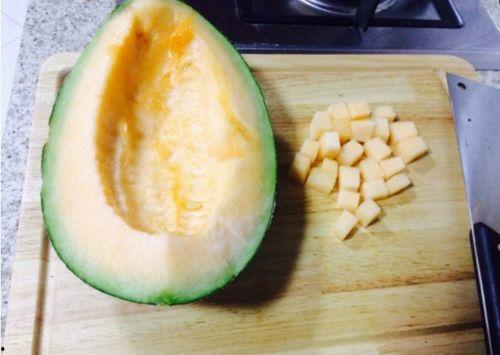 广西表妹吃哈密瓜