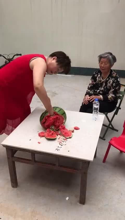 女汉子吃瓜方式,辣味十足，笑料连连