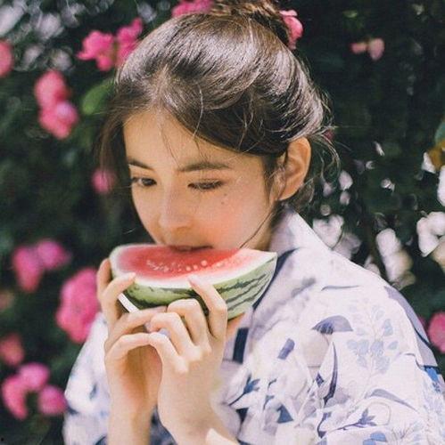 吃瓜少女摆件图片,吃瓜少女摆件，萌态尽显