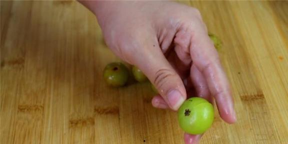 吃网纹瓜嗓子发痒,小心嗓子不适，揭秘食用禁忌