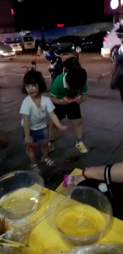 俩兄妹吃瓜,兄妹共享甜蜜时光