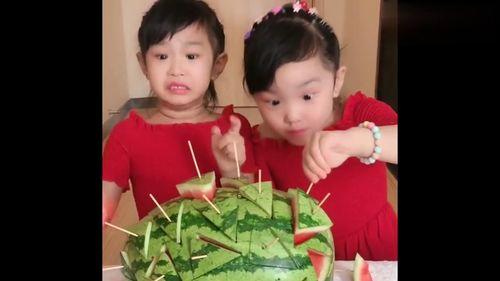 双胞胎吃瓜大赛,一场别开生面的吃瓜大赛 第2张 双胞胎吃瓜大赛,一场别开生面的吃瓜大赛 第2张